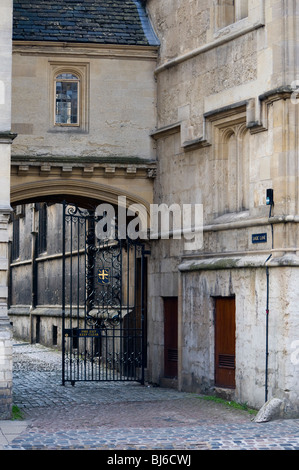 Logik-Lane Oxford mit der Brücke verbindet das Durham-Gebäude, University College in Oxford High Street Stockfoto