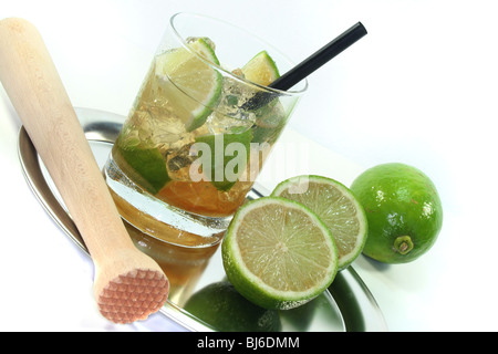 Caipirinha auf einem Tablett mit frischen Limetten Stockfoto