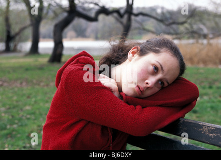 Depressive Teenager-Mädchen versuchen, Dinge herauszufinden im Prospect Park in Brooklyn, New York Stockfoto