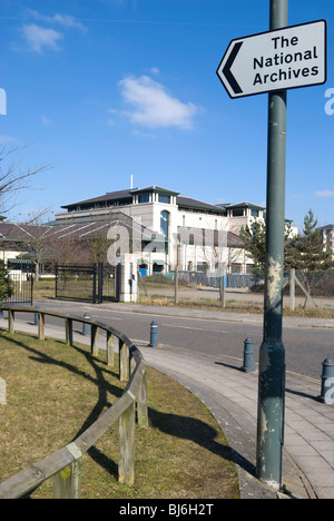 links zeigt Zeichen für den national Archives in Kew, Surrey, England, mit Archiv Gebäude im Hintergrund Stockfoto