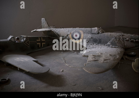 Modelle einer Spitfire und Messerschmidt 109 mit Staub bedeckt und vergessen Stockfoto