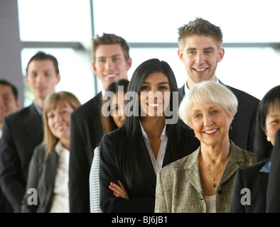 Gruppe von Geschäftsleuten, die lächelnd Stockfoto