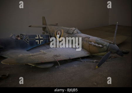 Modelle einer Spitfire und Messerschmidt 109 mit Staub bedeckt und vergessen Stockfoto