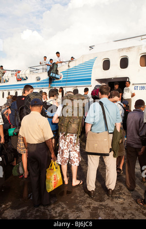 Indonesien, Sulawesi, Kendari, Passagiere auf Kai zu Board Küsten Fähre Schnellboot Stockfoto