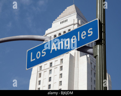 Los Angeles Straßenschild mit dem berühmten Rathaus im Hintergrund. Stockfoto