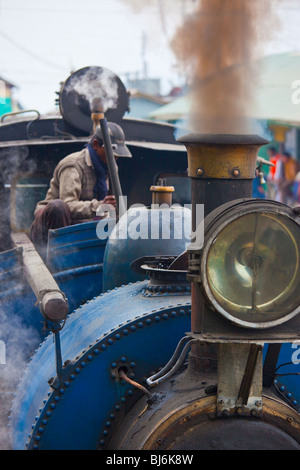 Dampfmaschine auf der Darjeeling Himalayan Railway Spielzeugeisenbahn in Darjeeling, Indien Stockfoto