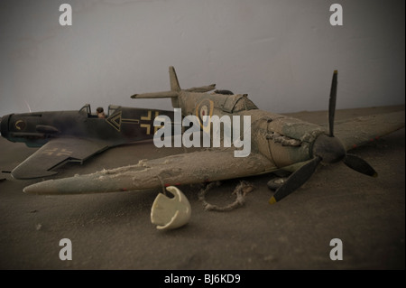 Modelle einer Spitfire und Messerschmidt 109 mit Staub bedeckt und vergessen Stockfoto