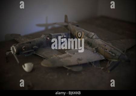 Modelle einer Spitfire und Messerschmidt 109 mit Staub bedeckt und vergessen Stockfoto