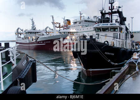 Fischtrawler und pilot Boote vertäut im Hafen von Lerwick in der Abenddämmerung. Stockfoto