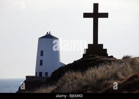 St Dwynwen Steinkreuz und alter Leuchtturm Twr Mawr Leuchtturm auf Llanddwyn Island National Nature Reserve. Isle of Anglesey, Nordwales, Großbritannien Stockfoto