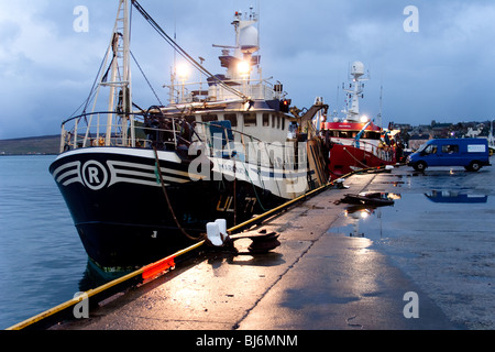 Angeln Fischkutter vertäut im Hafen von Lerwick in der Abenddämmerung. Stockfoto