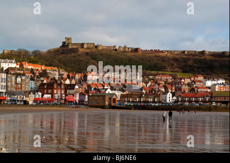 Der Strand von Scarborough South Bay in North Yorkshire England UK mit sichtbaren Burg auf der Klippe Stockfoto