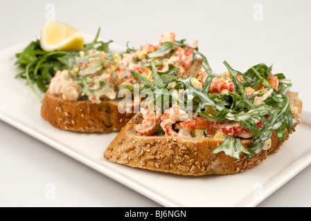 Platte Meeresfrüchte auf Brot Stockfoto
