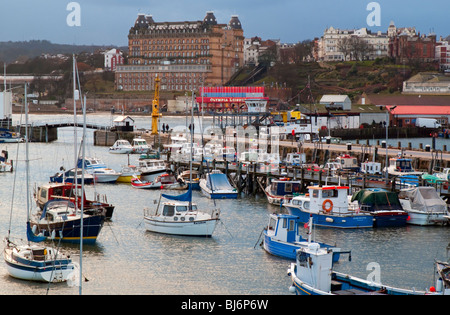 Den Hafen und Marina am Scarborough South Bay in North Yorkshire England UK mit Fischerbooten und Sportbooten im Meer Stockfoto