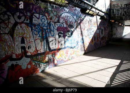 Zugelassenen Graffiti in Leake Street, Waterloo, London in der Nähe von Banksys Kino Stockfoto