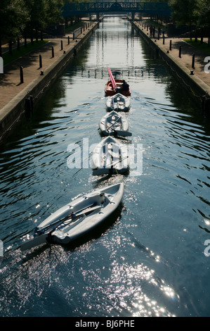 Kleine Boote geschleppt auf der Mariner Canal, Salford Quays, größere Manchester, UK Stockfoto