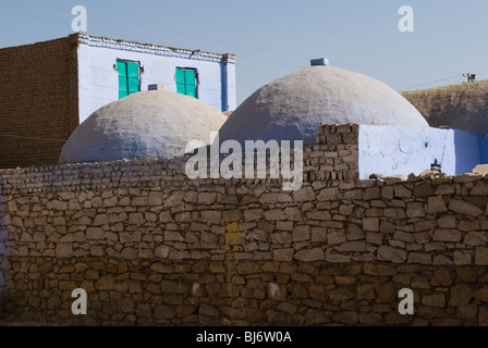 Architektur und Dekoration von Gebäuden in einem nubischen Dorfladen am Nil, in der Nähe von Assuan, Ägypten, Afrika. Stockfoto