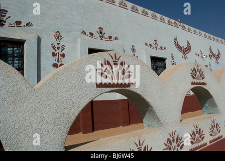 Architektur und Dekoration von Gebäuden in einem nubischen Dorfladen am Nil, in der Nähe von Assuan, Ägypten, Afrika. Stockfoto