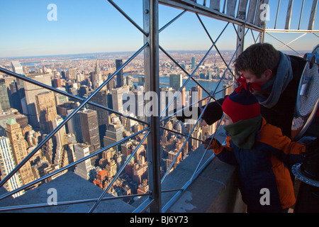 Vater und Sohn auf dem Deck des Ereignisses des Empire State Building, New York CIty Stockfoto