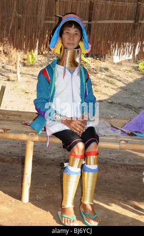 Eine Frau aus der Karen Tribe, bekannt als die lang-necked Frauen aufgrund ihrer Gewohnheit, mit Metal-Bands um den Hals. Stockfoto