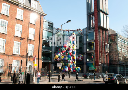 Kanal 4 Gebäude in Horseferry Road mit der Installation "Shelter" von Stephanie Imbeau, London, UK Stockfoto