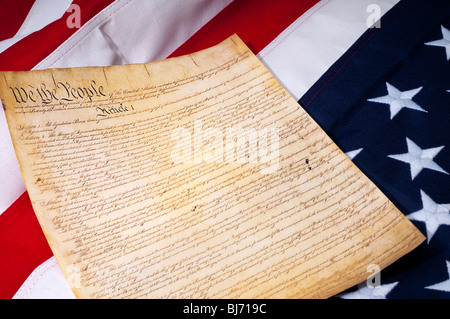 die erste Seite der US-Verfassung auf die amerikanische Flagge Stockfoto