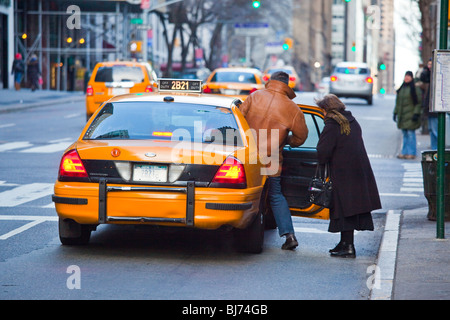 Der Einstieg in ein Taxi in Midtown Manhattan, New York City Stockfoto