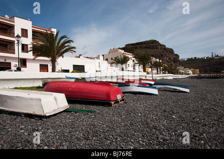 Kleine Ruderboote auf der Strandpromenade von Playa Santiago, La Gomera. Stockfoto