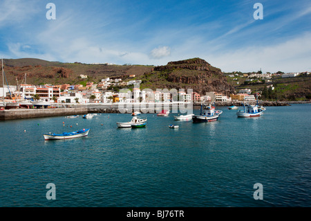 Kleine Fischerboote im Hafen von Playa Santiago, La Gomera. Stockfoto