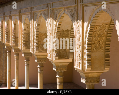 Granada, Andalusien, Spanien. Reihe von Säulen und reich verzierten Bögen in den Patio de Machuca, der Alhambra. Stockfoto