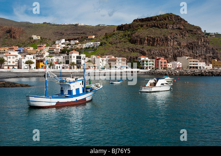 Kleine Fischerboote im Hafen von Playa Santiago, La Gomera. Stockfoto