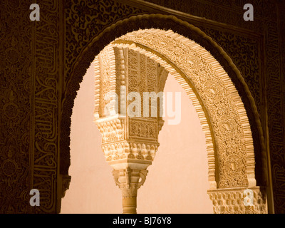 Granada, Andalusien, Spanien. Aufwendig verzierte Bogen und Spalte in den Patio del Mexuar, die Alhambra. Stockfoto