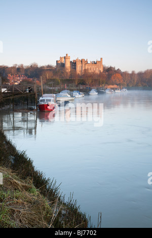 Arundel Castle bei Sonnenaufgang reflektiert in den Fluss Arun. West Sussex, England, UK Stockfoto