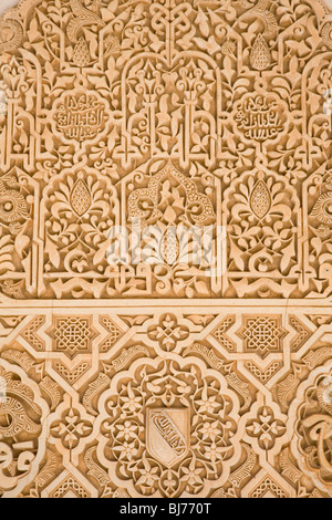 Granada, Andalusien, Spanien. Detail der kunstvoll geformten Stuck Wandpaneel in den Patio de Los Mapuches, die Alhambra. Stockfoto