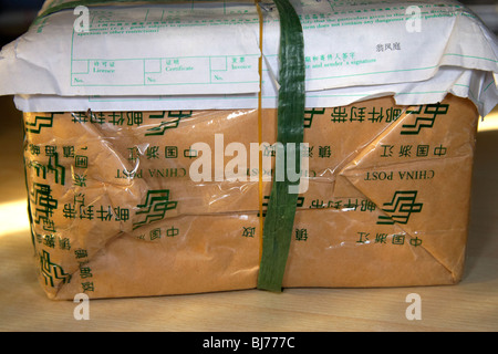 Paket aus China erhielt in Großbritannien mit chinesischen Verpackung und Zoll-Abfertigung-Formular gesendet Stockfoto