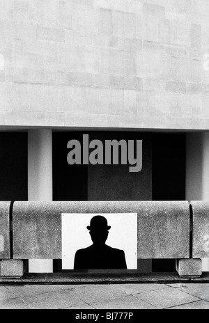 Schild an der Wand mit einer Silhouette eines Mannes trägt einen Bowler-Hut Stockfoto
