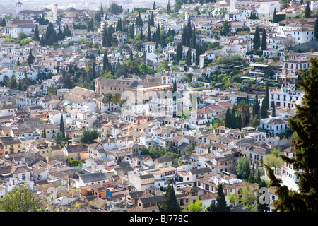 Granada, Andalusien, Spanien. Blick vom Gärten des Generalife, Stadtteil Albaicín. Stockfoto