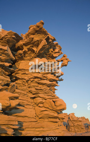 Hoodoo und Mond bei Sonnenuntergang, Fantasy Canyon in der Nähe von Vernal, Utah, USA Stockfoto