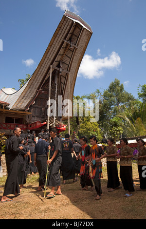 Indonesien, Sulawesi, Tana Toraja, Bebo, Toraja Beerdigung traditionell gekleidete Familie trauernden Verarbeitung Stockfoto