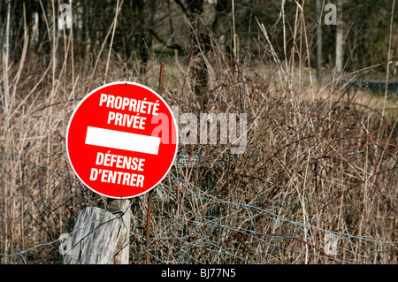 Französisch Propriété Privée / Défence d'Entrer Hinweis - Private Property / No Entry. Stockfoto