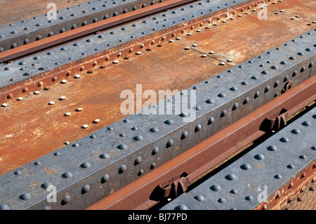 Rostige Stahlträger auf Stahl-Eisenbahnbrücke - Frankreich. Stockfoto