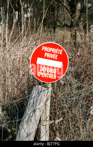 Französisch Propriété Privée / Défence d'Entrer Hinweis - Private Property / No Entry. Stockfoto