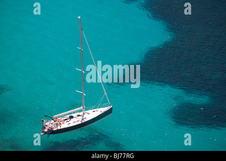 Segelboot vor Anker im Mittelmeer Stockfoto