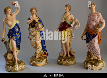 DERBY ANTIKE PORZELLANFIGUREN VON VIER DER MUSEN DER GRIECHISCHEN MYTHOLOGIE Stockfoto