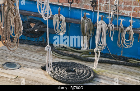 Seile auf einem Segelboot-deck Stockfoto