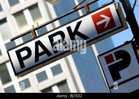 Städtischen Ortsschild für bezahlte Kfz-Parkplatz. Stockfoto