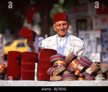 Man Hüte, Taksim-Platz, Bezirk Taksim, Istanbul, Istanbul Provinz, Republik Türkei zu verkaufen Stockfoto