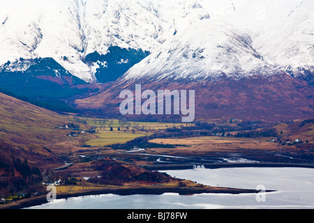 Schottland, Schottisches Hochland, Druim Sgurr Nan Cabar. Loch Duich in der Nähe von Shiel Bridge betrachtet von Druim Sgurr Nan Cabar. Stockfoto