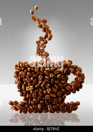 Kaffeebohnen in der Form einer Kaffeetasse. Stock Foto Stockfoto