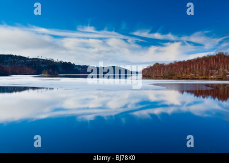 Schottland, schottische Highlands, Loch Garry. Wolkenformationen reflektiert der Spiegel wie Gesicht Loch Garry. Stockfoto